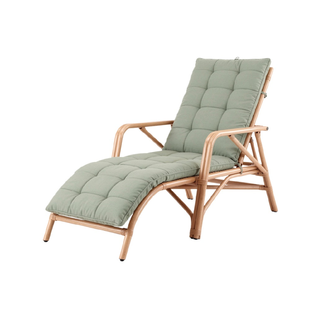 "Moderne Ligstoel van Rattan met Verstelbare Rugleuning en Comfortabele Kussens"
