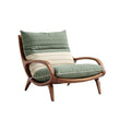 Moderne design fauteuil met gestoffeerde kussens en houten frame
